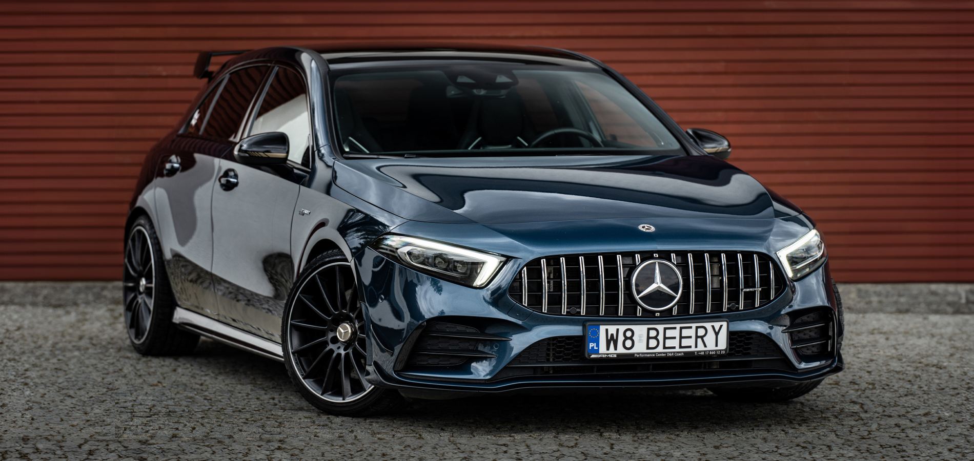 Czarne auto na chodniku