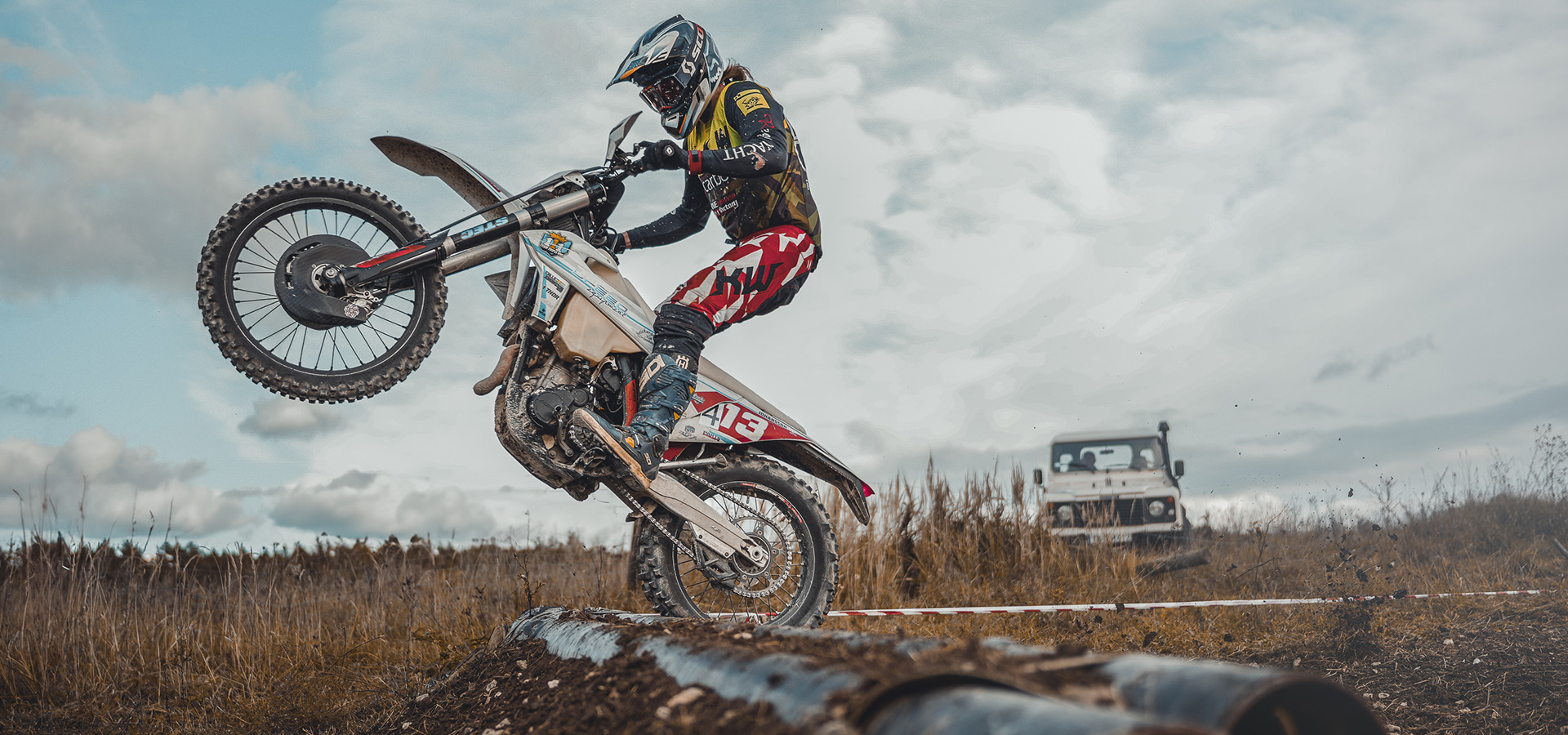 Wyścig motocrossów przez las