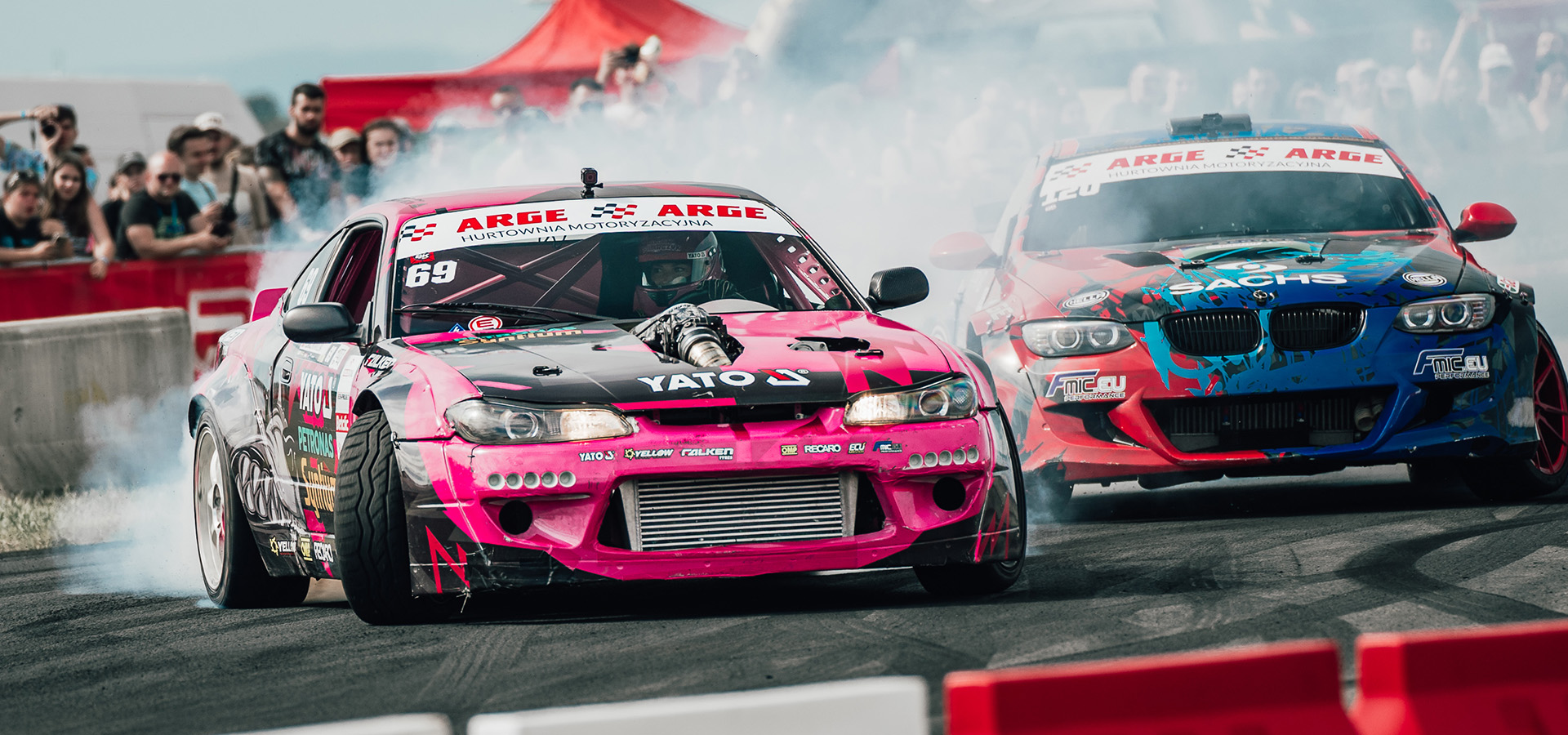 Osoba driftująca samochodem na torze